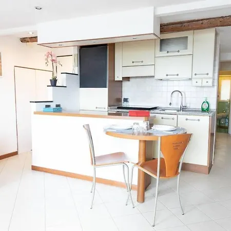 Cinque Maggio Di Fronte A E Ospedale * Gênes